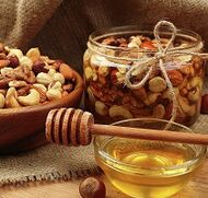 hunajaa ja pähkinöitä voimakkuuden lisäämiseksi